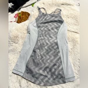 Lululemon grey tank. 🩷